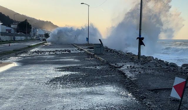 Kastamonu'nun İnebolu ilçesinde fırtına sahilde hasara yol açtı