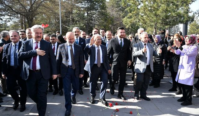 Kayseri'de 5 belediyede görev yapan işçiler, toplu iş sözleşmesini meşalelerle kutladı