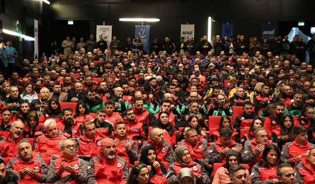Kayseri'de akredite olan arama kurtarma ekiplerine armaları takıldı