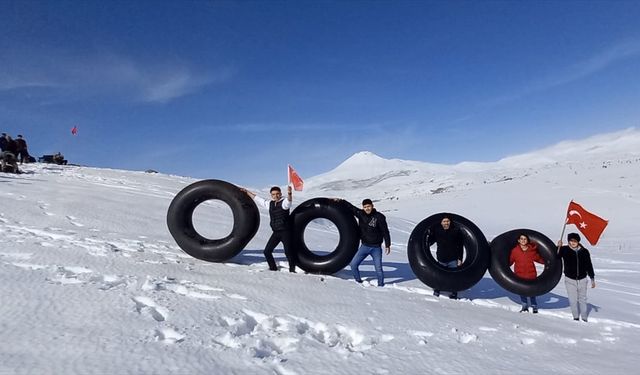 Kayseri'de kırsal mahalle sakinleri traktör lastikleriyle kayak yarışı yaptı