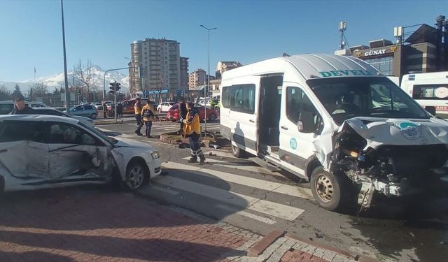 Kayseri'de minibüs ile otomobil çarpıştı, 14 kişi yaralandı