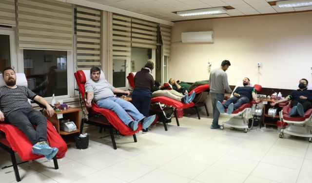 Kayseri'de öğretmenler iftar sonrası kanser hastası çocuklar için kan bağışı yaptı