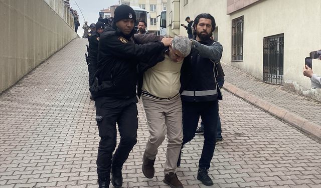 Kayseri'de suç örgütlerine yönelik operasyonda yakalanan 9 zanlı adliyeye sevk edildi