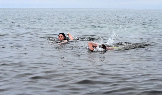 Kış turizmine dikkati çekmek amacıyla dondurucu soğukta Van Gölü'nde yüzdüler