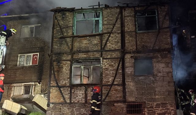 Kocaeli'de metruk binada çıkan yangın söndürüldü