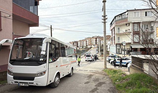 Kocaeli'de servis aracının çarptığı ilkokul 1. sınıf öğrencisi yaşamını yitirdi