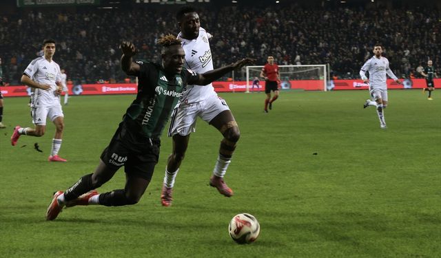 Kocaelispor-Beşiktaş maçında tribünden düşen kişi ağır yaralandı