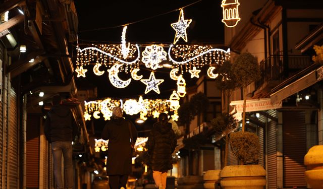 Konya'da ramazan dolayısıyla tarihi mekan ve caddelerde ışıklandırma yapıldı