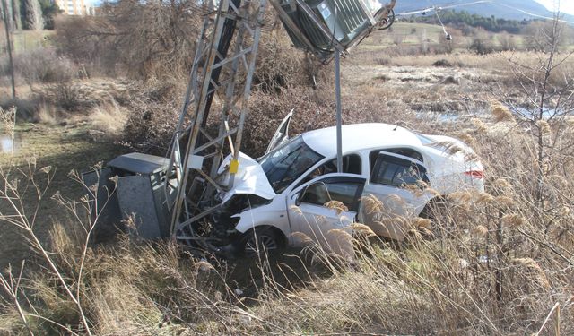 Konya'da yüksek gerilim hattı direğine çarpan otomobildeki 3 kişi yaralandı