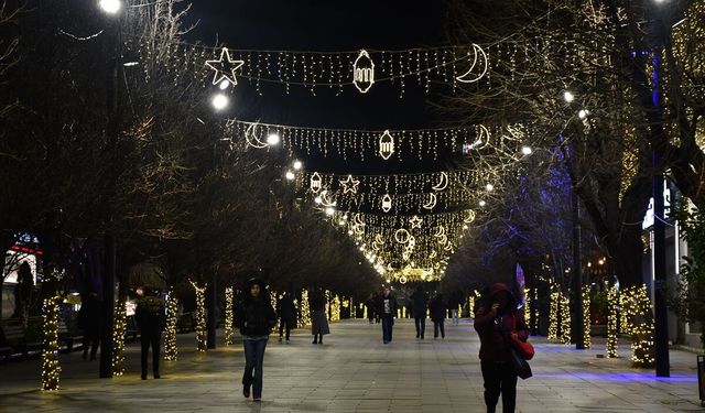 Kosova'nın başkenti Priştine ramazan vesilesiyle süslendi
