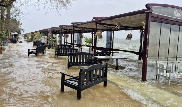 Köyceğiz'de lodos ve göl seviyesinin yükselmesi yaşamı olumsuz etkiliyor