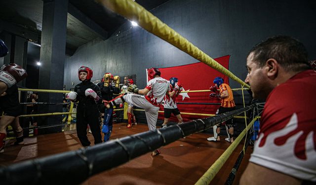 KÜÇÜK YAŞ, BÜYÜK SUÇ - Kick boksçu muhtar çocukları spora yönlendiriyor
