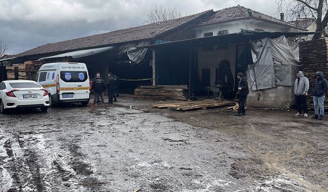 Kütahya'da tomruk biçme makinesinin üstüne düşen işçi öldü