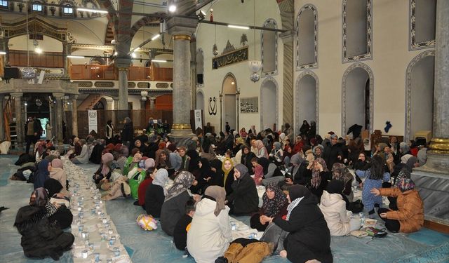 Kütahya'da 'Ümmet İftarı'nda yüzlerce kişi yer sofrasında buluştu