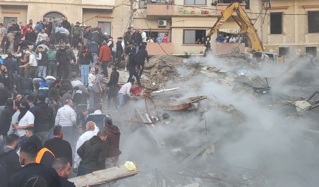 Lübnan'ın kuzeyindeki Trablusşam'da eski bir bina çöktü