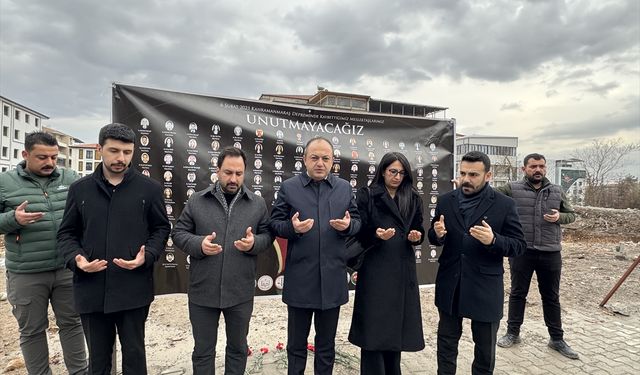 Malatya'da avukatlar depremde yıkılan Hakimbey Apartmanı'nın alanına karanfil bıraktı