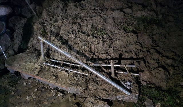 Manisa'da sağanak nedeniyle istinat duvarı yıkıldı