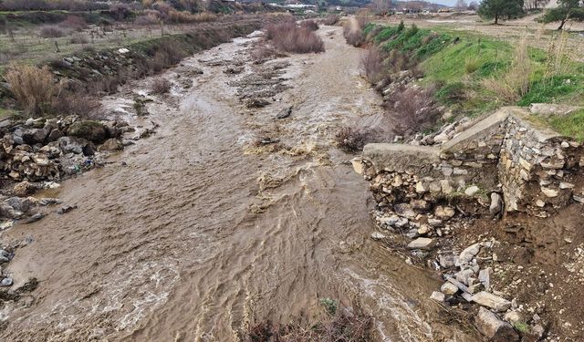 Manisa'da sağanak nedeniyle taşkın kontrol tesisi yıkıldı