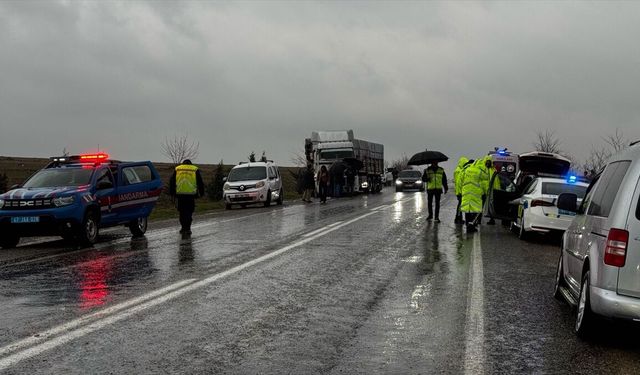 Mardin'de tır ile otomobilin çarpıştığı kazada 1 kişi öldü, 4 kişi yaralandı