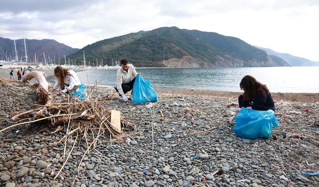Marmaris'te fırtınanın sahile sürüklediği atıkları gençler topladı