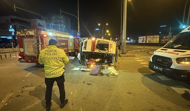 Mersin'de cipin ambulansa çarpması sonucu 5 kişinin yaralandığı kaza kamerada
