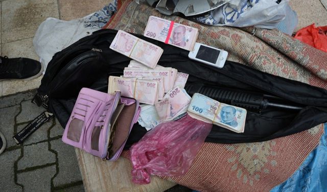 Mersin'de çöp biriktirilen evden ruhsatsız silah ve 115 bin lira çıktı