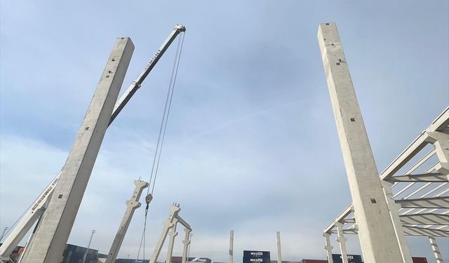 Mersin'de inşaat şantiyesinde beton blokların devrilmesi sonucu 2'si ağır 3 kişi yaralandı