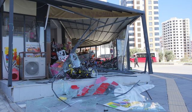 Mersin'de kaza yapan minibüsün iş yerine girmesi kamerada