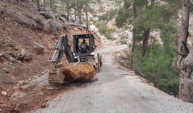 Mersin'de sağanak ve şiddetli rüzgar hayatı olumsuz etkiledi