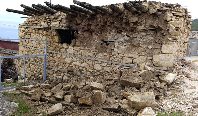 Mersin'de sağanaktan etkilenen alanlarda temizlik çalışması sürüyor