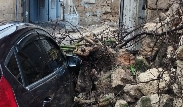 Mersin'de yağışta yıkılan evin duvarı park halindeki otomobilde hasara yol açtı