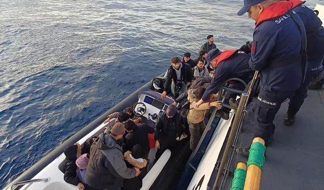 Muğla açıklarında 25 düzensiz göçmen yakalandı