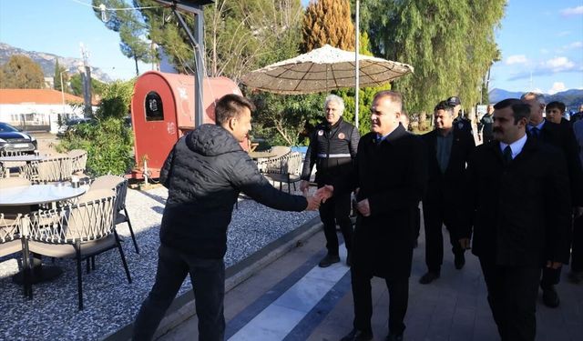 Muğla Valisi Akbıyık, Köyceğiz'de yağışlardan zarar gören esnafı ziyaret etti