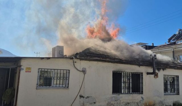 Muğla'da bir ev yandı