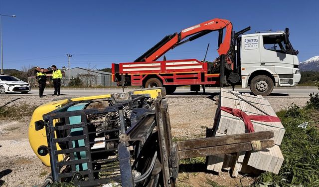 Muğla'da devrilen forkliftin altında kalan sürücü ağır yaralandı