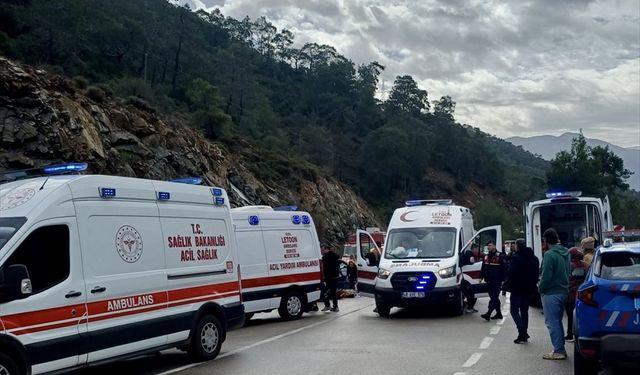 Muğla'da otomobille hafif ticari aracın çarpıştığı kazada 7 kişi yaralandı
