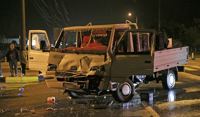 Muğla'da yakıt tankeriyle çarpışan kamyonetteki 2 kişi yaralandı