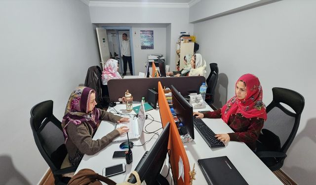 Muğlalı kadın gazeteciler Zeynep Güneş Akgün'e destek için iş yerlerine yöresel kıyafetleriyle geldi