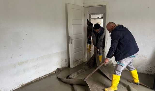 Muğla'nın Seydikemer ilçesinde su basan evlerdeki temizlik çalışmaları sürüyor