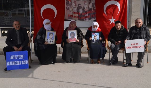 Muş'ta aileler, DEM Parti önündeki eylemlerine devam etti