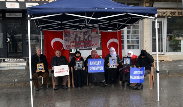 Muş'ta evlatlarına kavuşmak isteyen aileler, DEM Parti önündeki eylemlerini sürdürdü