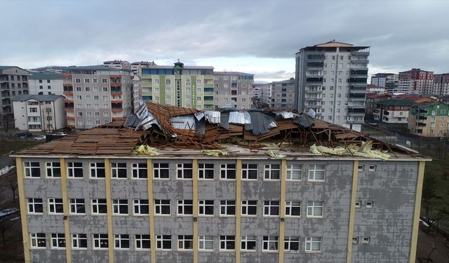 Muş'ta fırtına nedeniyle okul ve evin çatısında hasar oluştu