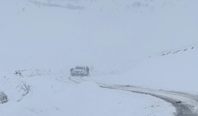 Muş'ta kar nedeniyle araçlarıyla yolda mahsur kalanlar ekiplerce kurtarıldı