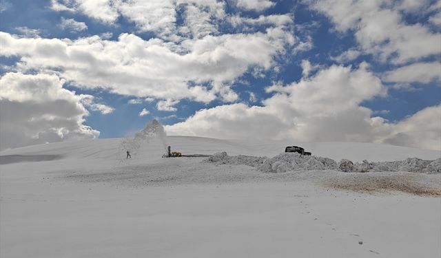 Muş'ta metrelerce karın bulunduğu yolda zorlu çalışma