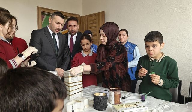 Muş'ta öğrenciler Sultan Alparslan temalı hediyelik ürünler üretiyor