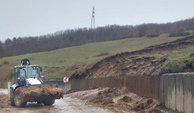 Niksar'da heyelan nedeniyle kapanan köy yolu ulaşıma açıldı