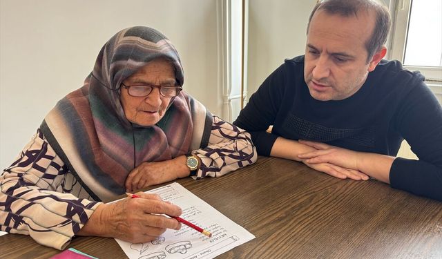 Okul hayali yarım kalınca 80 yaşından sonra okuma yazma öğrendi