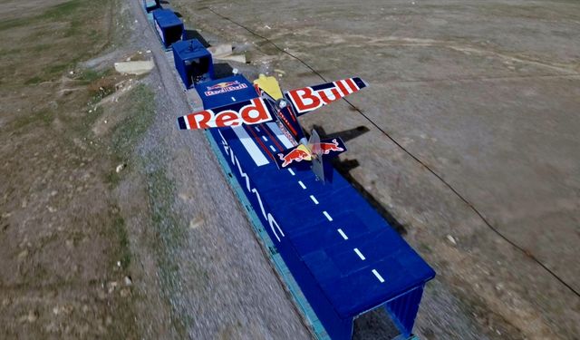 Red Bull sporcusu Costa, hareket halindeki trene iniş yapıp yeniden havalandı