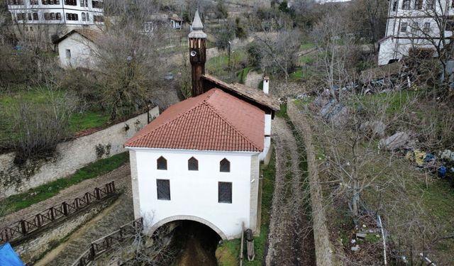 Safranbolu'da altından dere geçen tarihi cami dikkati çekiyor