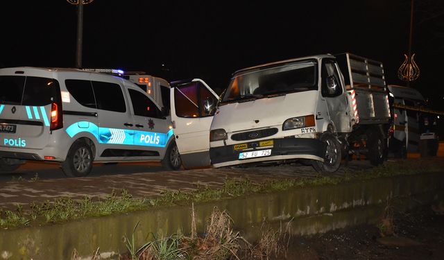 Sakarya'da bir kişi kazaya karışan kamyonetten fırlayan stepnenin çarpması sonucu yaralandı